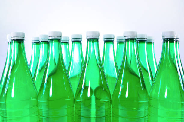 opgenomen flessen plastic mousserende water opgeslagen - soda supermarket stockfoto's en -beelden