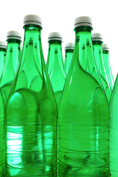 opgenomen flessen plastic mousserende water opgeslagen - soda supermarket stockfoto's en -beelden