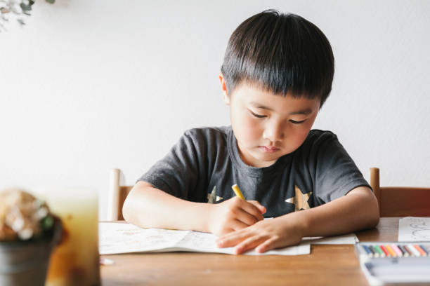 家庭でホームスクーリングをしている子供たち - 勉強　日本人 ストックフォトと画像