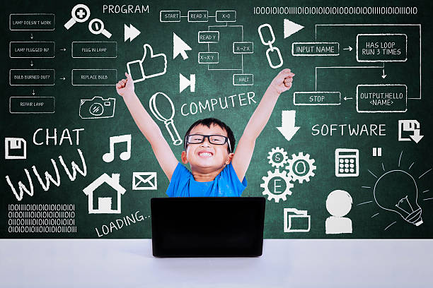 boy に輝くコンピュータサイエンスのクラスでの競争ノートパソコンを使う - 子供　チャレンジ ストックフォトと画像