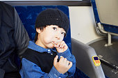 ロリポップのバスの中で幸せを持つ少年