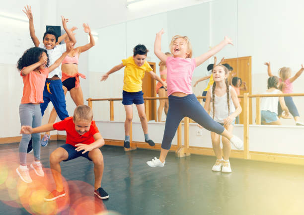 pojkar och flickor som hoppar i dansstudio - kids dancing bildbanksfoton och bilder