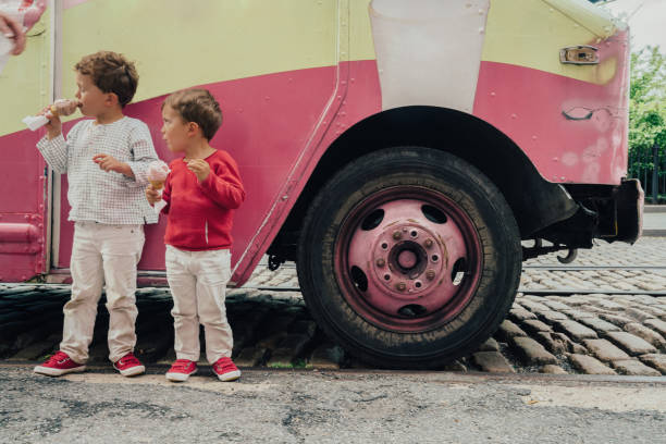 los chicos que tienen helado en brooklyn con el puente de brooklyn en el fondo - ice cream truck fotografías e imágenes de stock