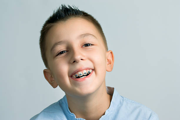 braces jung boy wearing braces happily dental braces stock pictures, royalty-free photos & images