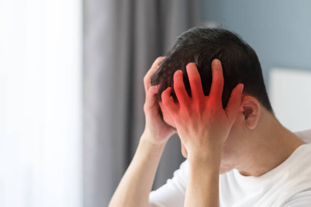 gehirn krankheiten problem verursachen chronische starke kopfschmerzen migräne. männlichen erwachsenen look müde und gestresst, deprimiert, mentales problem probleme, medizinisches konzept - kopfschmerz stock-fotos und bilder