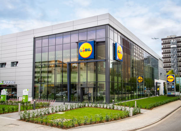 Branch of the discounter Lidl in Frankfurt Metropole branch of the discounter Lidl in Frankfurt on the Niederrad in Goldsteinstrasse lidl stock pictures, royalty-free photos & images