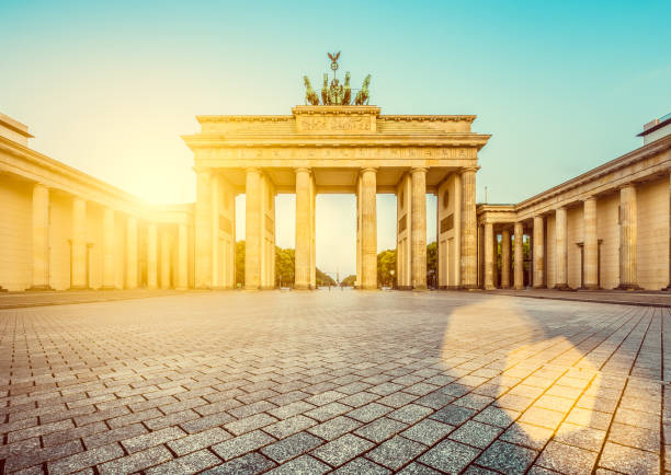 Brandenburg Gate at sunrise, Berlin, Germany sunrise, Berlin, Germany Famous Brandenburger Tor (Brandenburg Gate), one of the best-known landmarks and national symbols of Germany, in beautiful golden morning light at sunrise with lens flare effect, Berlin, Germany outcrop stock pictures, royalty-free photos & images