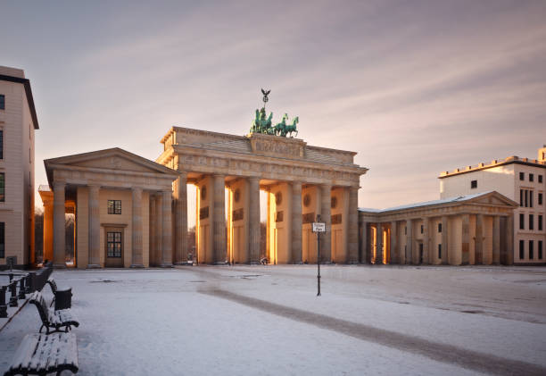 brandenburg gate, berlin - berlin snow stockfoto's en -beelden