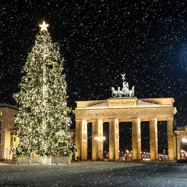 brandenburg gate - berlin snow stockfoto's en -beelden