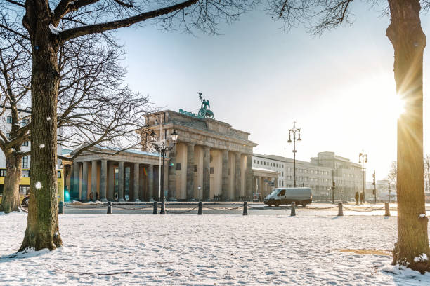 brandenburger tor in berlijn op zonnige winterdag - berlin snow stockfoto's en -beelden