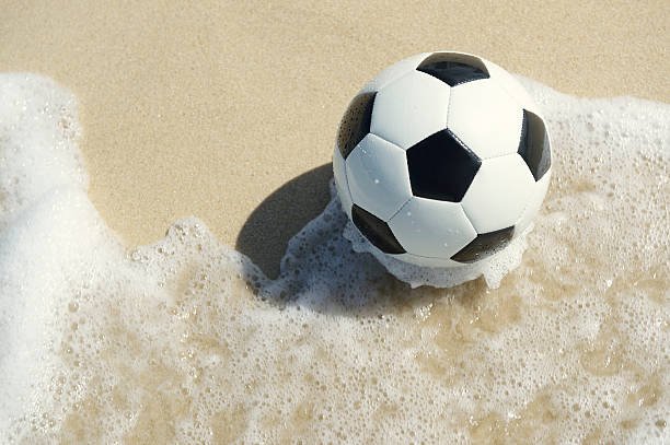 praia brasileira futebol de futebol na onda - futebol de praia imagens e fotografias de stock