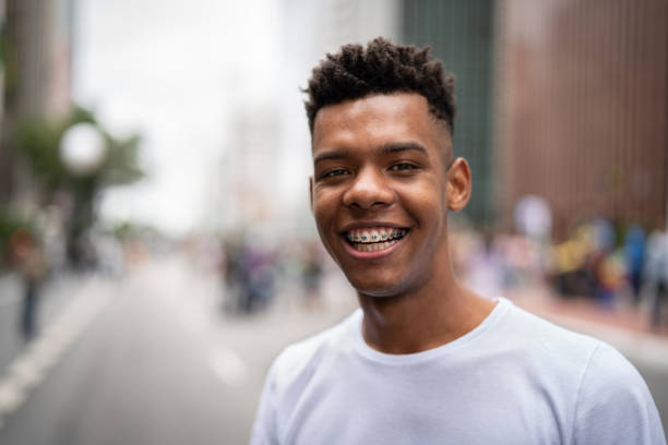 brasilianische junge lächelnd - zahnpflege fotos stock-fotos und bilder