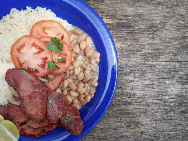 brasiliansk mat rätt-bönor, ris, rökt kött. - ris basmat bildbanksfoton och bilder