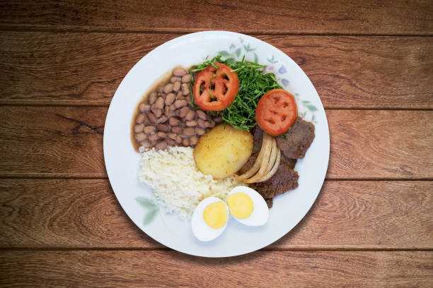 brasiliansk lunchrätt. isolerad på träbakgrund. - ris basmat bildbanksfoton och bilder