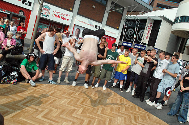 breakdancers in front of liverpool fc club store - liverpool 個照片及圖片檔