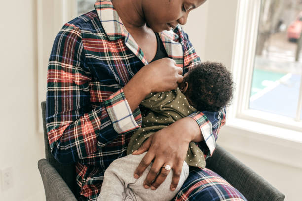 ogenblik van de borstvoeding - breastfeeding stockfoto's en -beelden