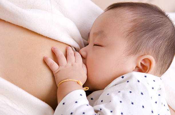 allattare al seno-bambino  - allattamento foto e immagini stock
