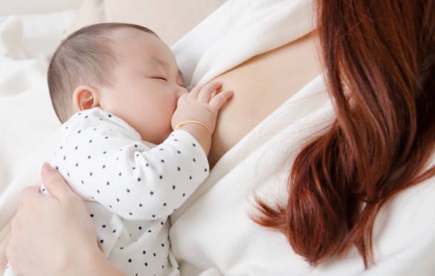 allattare al seno-bambino  - allattamento foto e immagini stock