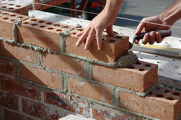 bricklayer bricklayer building a wall bricklayer stock pictures, royalty-free photos & images