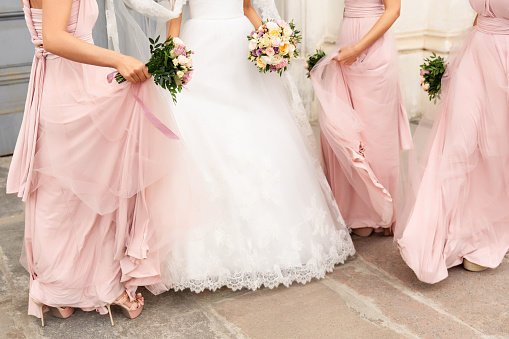 ✓ Imagen de Novia y damas de honor en vestidos rosas divirtiéndose el día  de la boda. Feliz concepto de matrimonio y fiesta de bodas Fotografía de  Stock