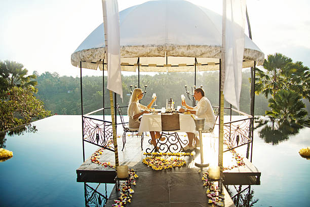 bride and groom drinking sparkling wine - sunset dining stockfoto's en -beelden