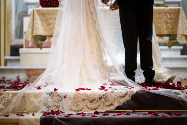 bruid en bruidegom op altaar bij kerk - huwelijksdag - bruidskapel stockfoto's en -beelden