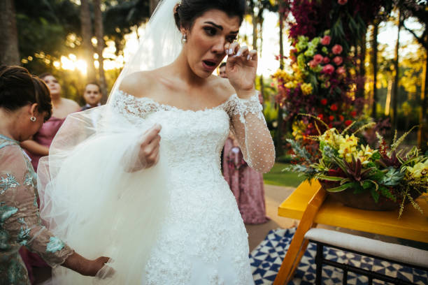 bruden gråta i altaret - bride bildbanksfoton och bilder