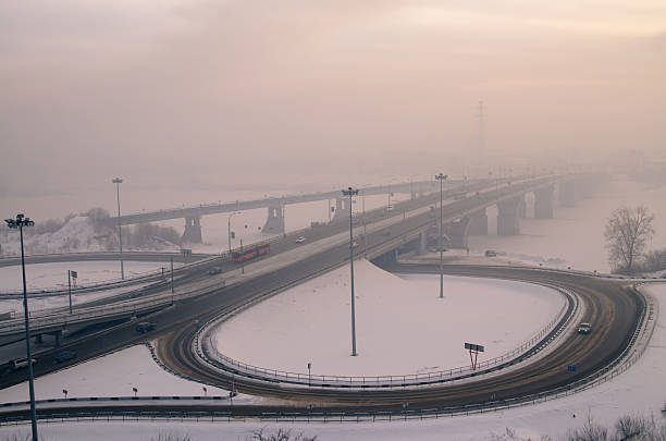 ponte e junção de estrada no inverno, rússia nevoeiro kemerovocity in siberia russia - kemerovo imagens e fotografias de stock