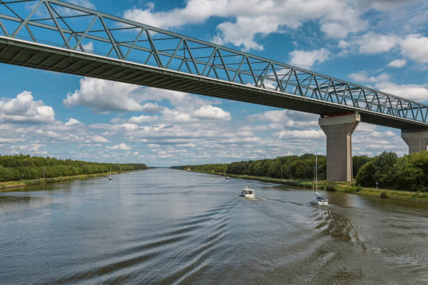 bro brunsbüttel över kielkanalen - bridge sight bildbanksfoton och bilder