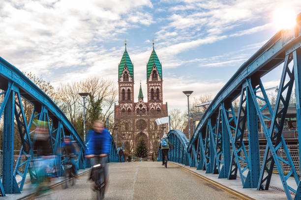 freiburg bridge'de - freiburg stok fotoğraflar ve resimler