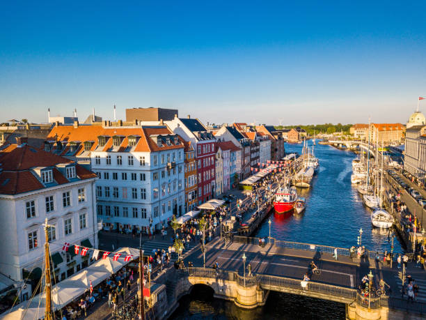 bron i nyhavn nya kanalen och underhållning hamnområdet i köpenhamn. - drone copenhagen bildbanksfoton och bilder