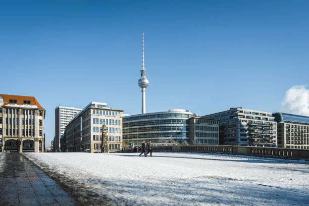 brug over de rivier van spree voor het stadsgezicht van berlijn met tv-toren onder blauwe de winterhemel - berlin snow stockfoto's en -beelden