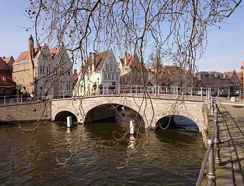 Puente sobre el río Mosa, Brujas, Bélgica