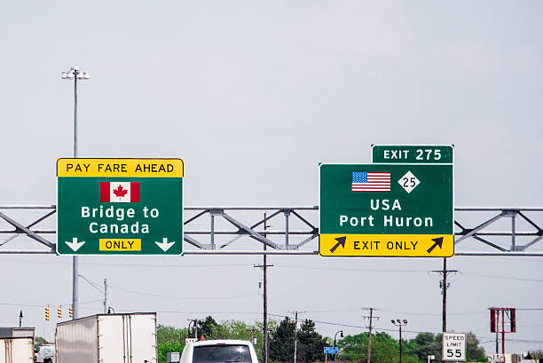 Bridge to Canada Sign US - Canada border highway direction sign geographical border stock pictures, royalty-free photos & images