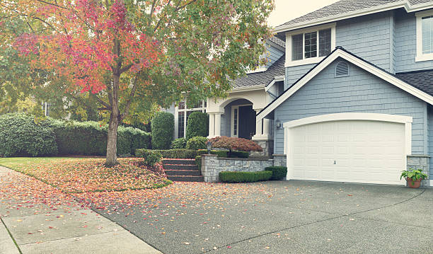 brilhante dia de outono com moderno única família casa residencial - family modern house window imagens e fotografias de stock