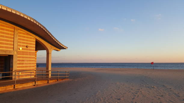 брайтон пляж и баня в январе - brighton стоковые фото и изображения