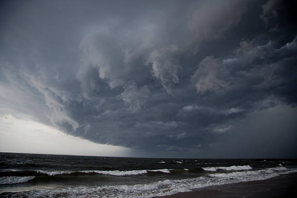 brighton beach hurricane clouds - brighton 個照片及圖片檔