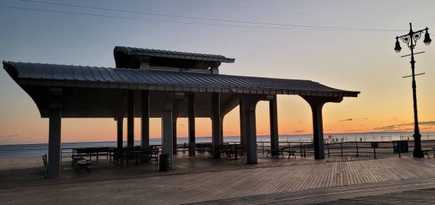 布賴頓海灘避難所和燈柱在日落 - brighton 個照片及圖片檔