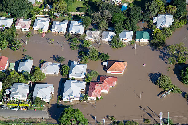 brisbane flood 2011 aerial view homes under - queensland stockfoto's en -beelden