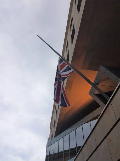 британский флаг подняли на пол-персонала у британского посольства в берлине - manchester united стоковые фото и изображения