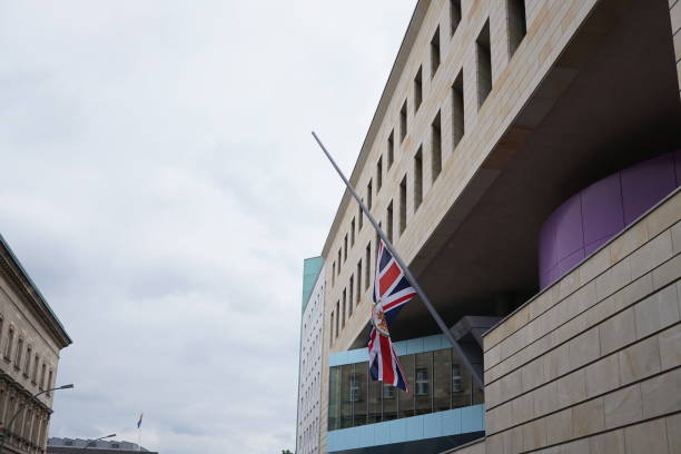 британский флаг подняли на пол-персонала у британского посольства в берлине - manchester united стоковые фото и изображения