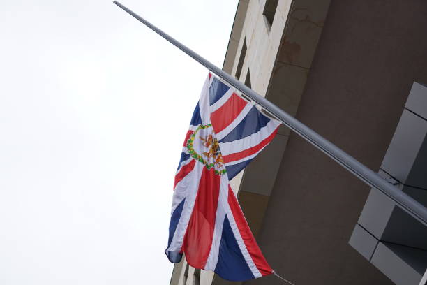 brytyjska flaga podniesiona na pół pracowników poza ambasadą brytyjską w berlinie - manchester united zdjęcia i obrazy z banku zdjęć