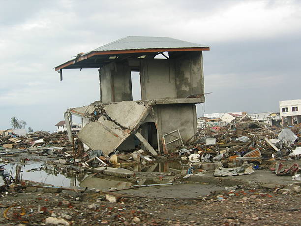сломанный здание в банда-ачех - tsunami стоковые фото и изображения