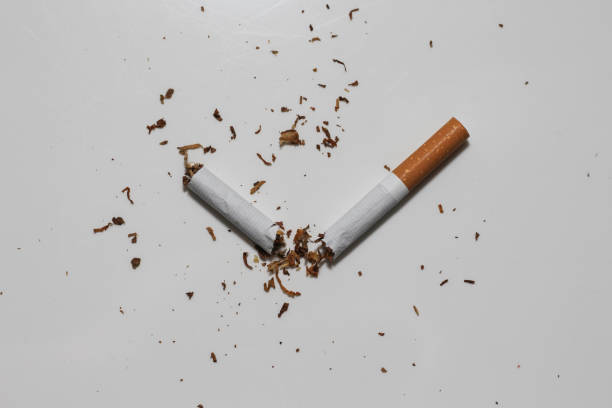 gebroken sigaret - smoking stockfoto's en -beelden
