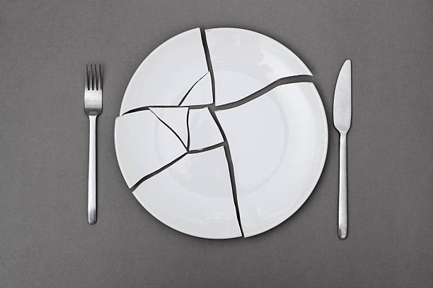 broken plate -diet - breekbaar bord stockfoto's en -beelden