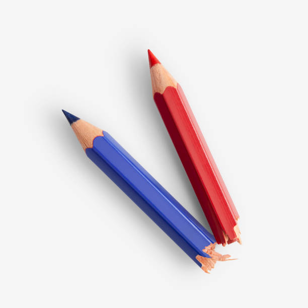 gebroken rood en blauw potlood - kleurpotloden accident stockfoto's en -beelden