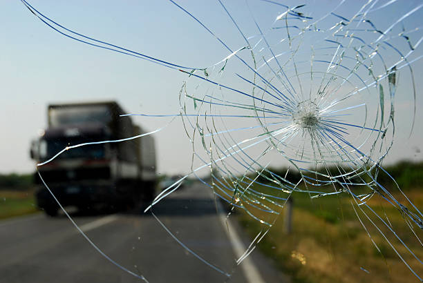 broken windshield - auto ongeluk stockfoto's en -beelden