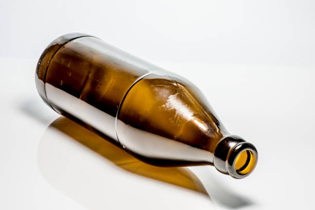 brown bottle - empty beer bottle imagens e fotografias de stock
