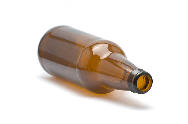 brown garrafa - empty beer bottle imagens e fotografias de stock