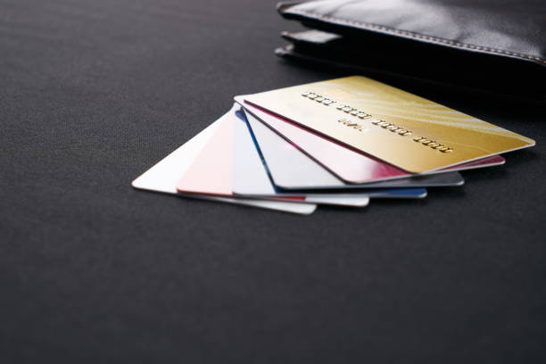 billetera de cuero marrón con tarjetas de crédito, débito y descuento - pile of credit cards fotografías e imágenes de stock
